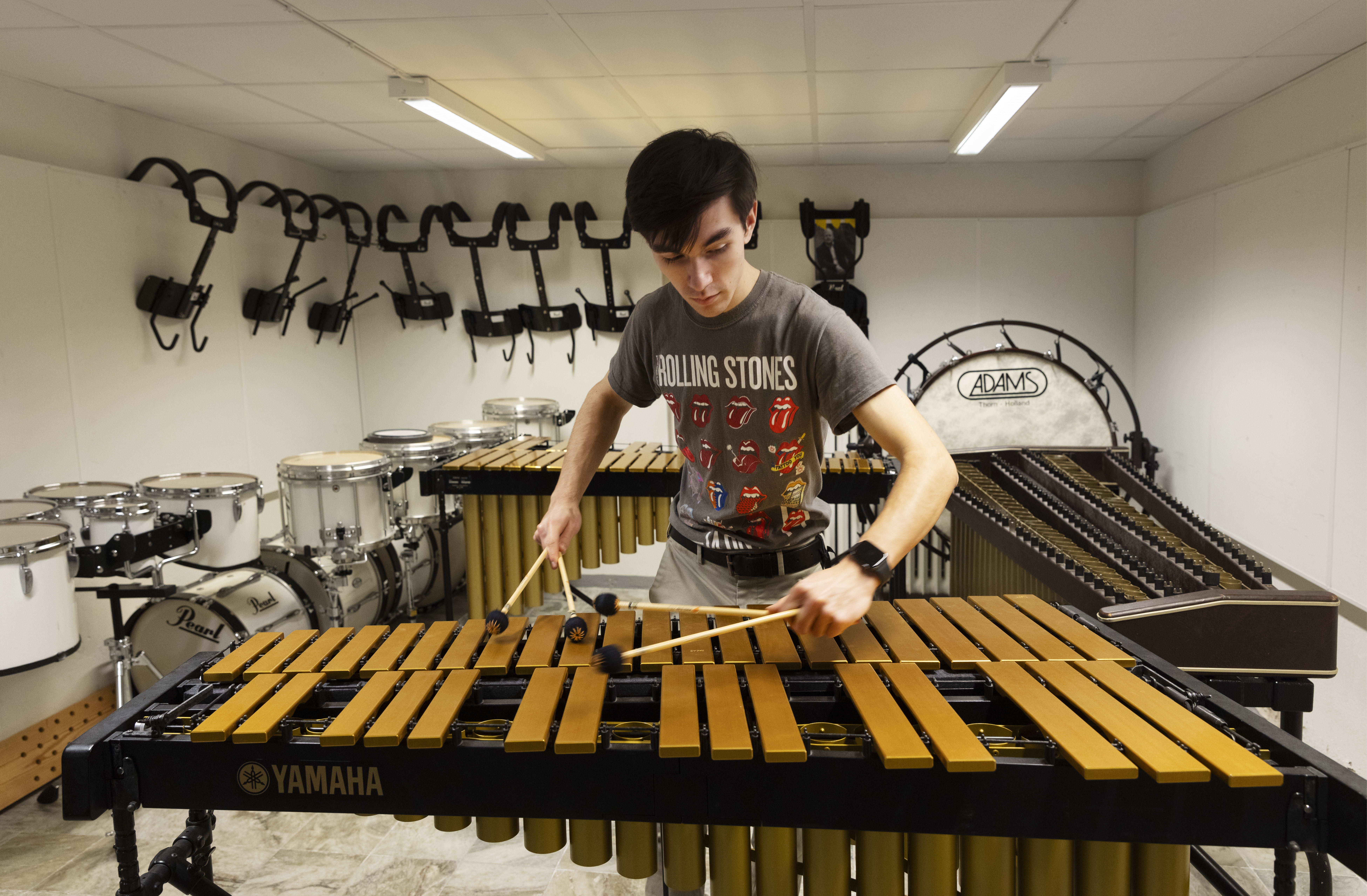 Kille spelar marimba