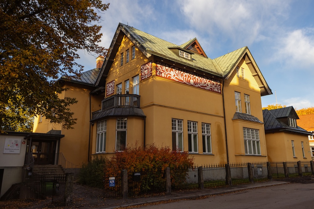 Bild p&aring; husfasad