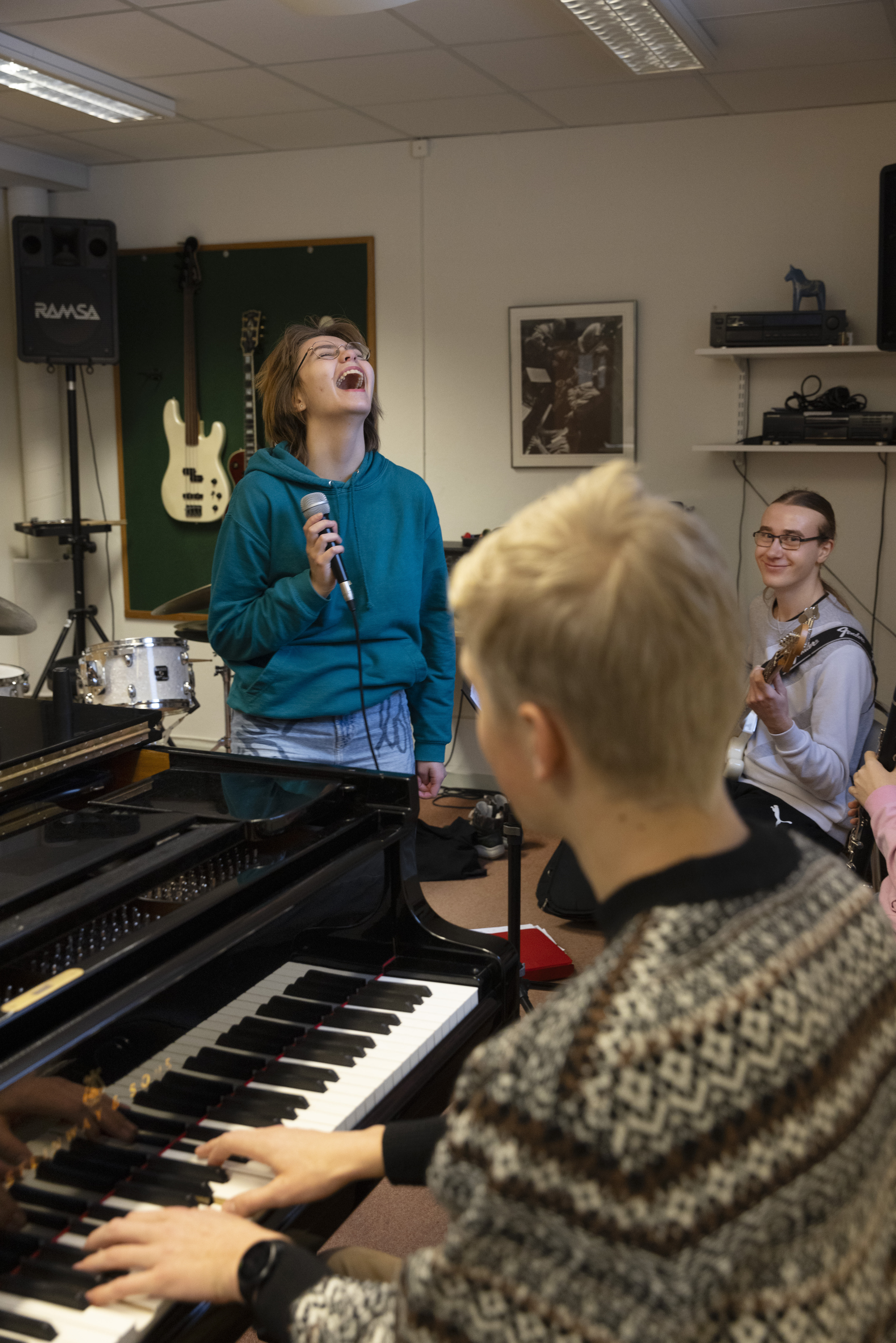 Ungdomar som spelar instrument och sjunger.