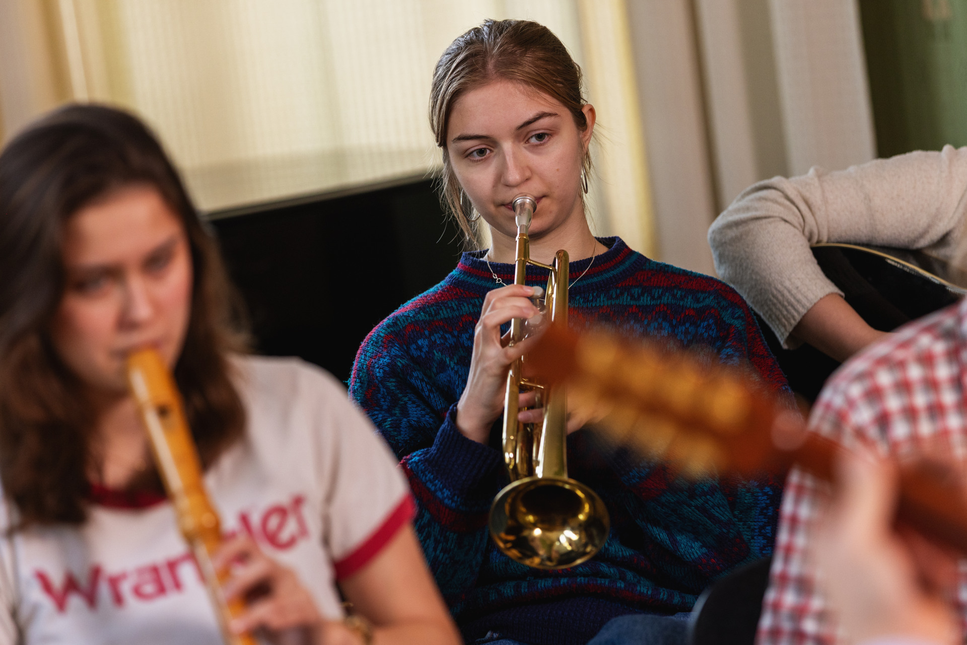 Ungdomar spelandes instrument.