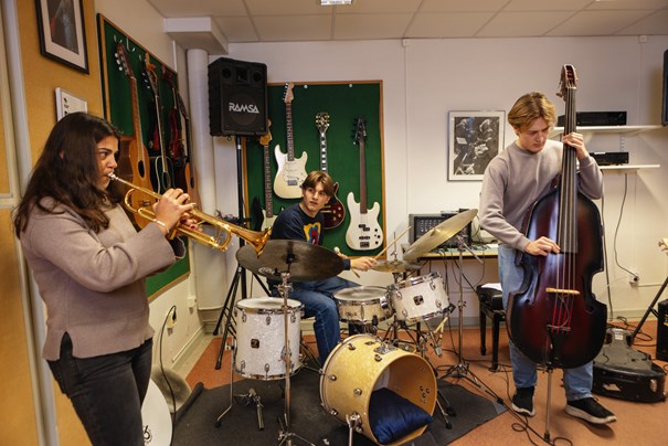 Ungdomar som spelar olika instrument.