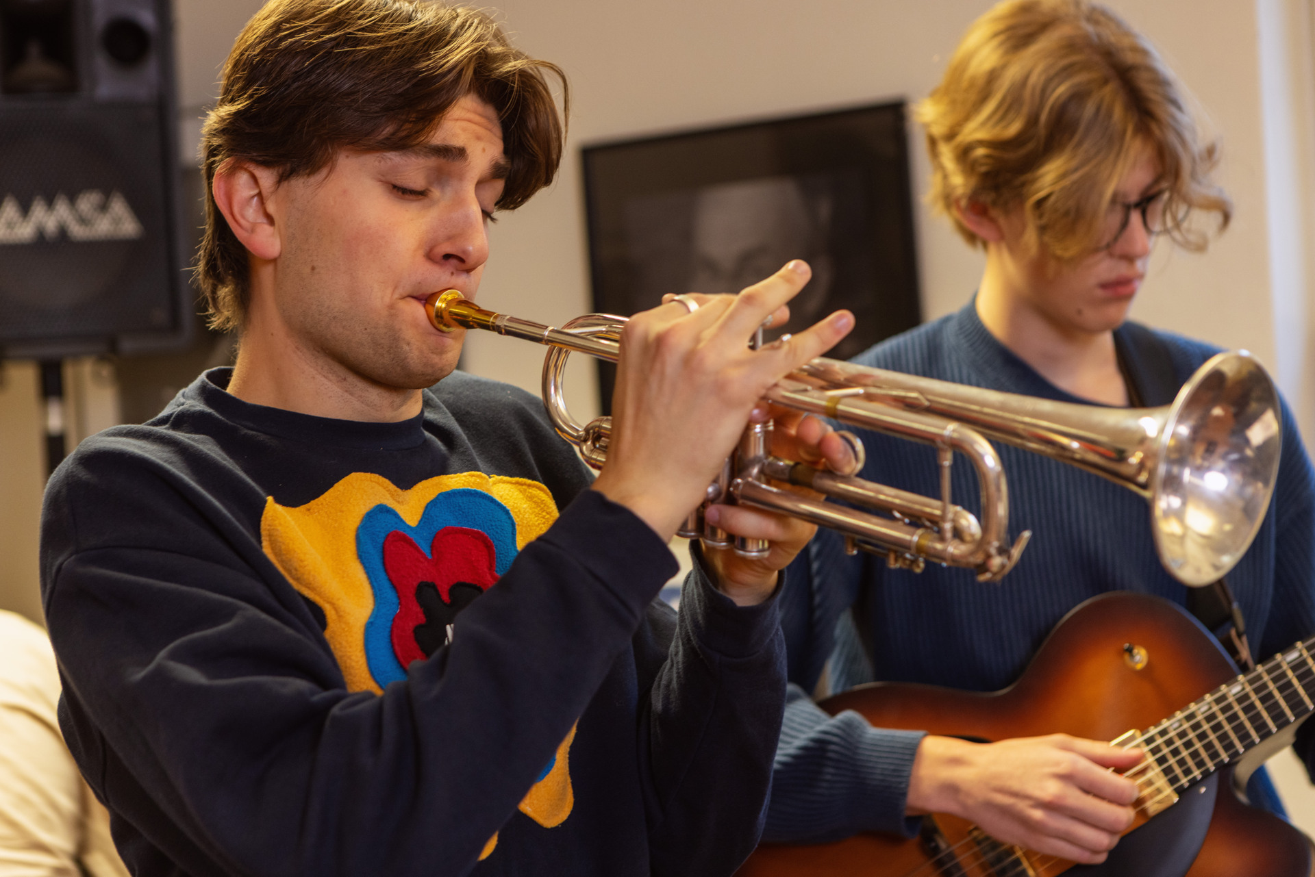 N&auml;rbild kille som spelar trumpet