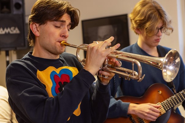Kille med trumpet.