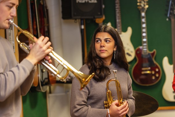 Pojke och flicka med trumpeter.