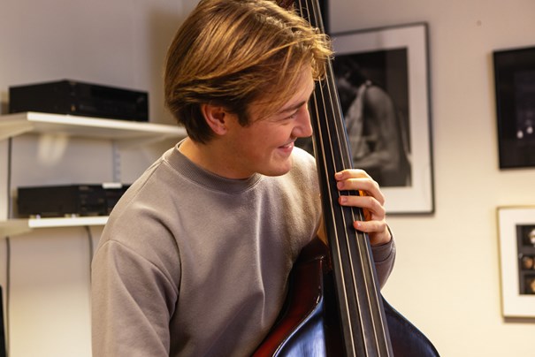Kille spelar kontrabas.