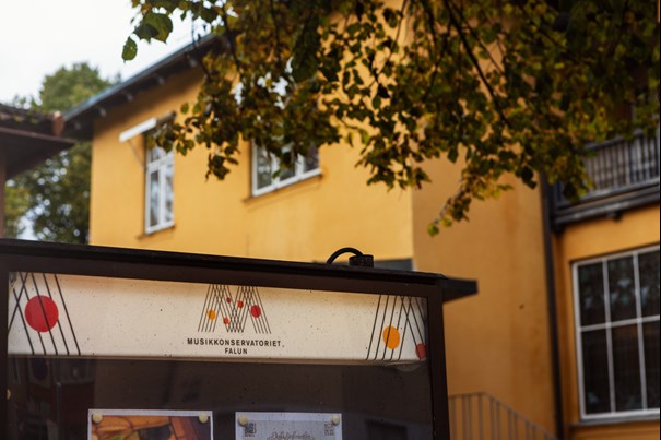Husbyggnad.