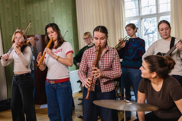 Ungdomar som spelar olika instrument.