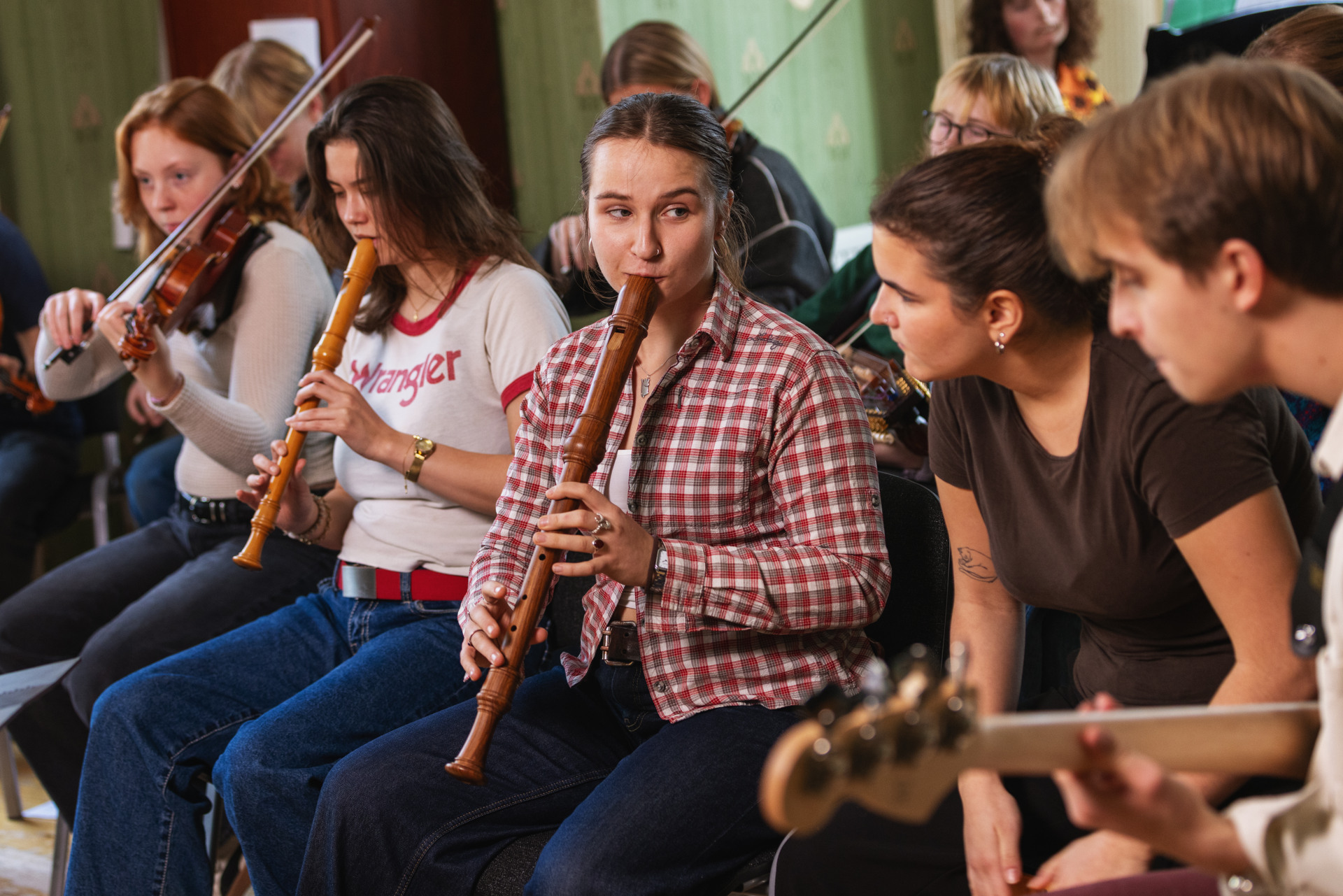 Ungdomar som spelar olika instrument