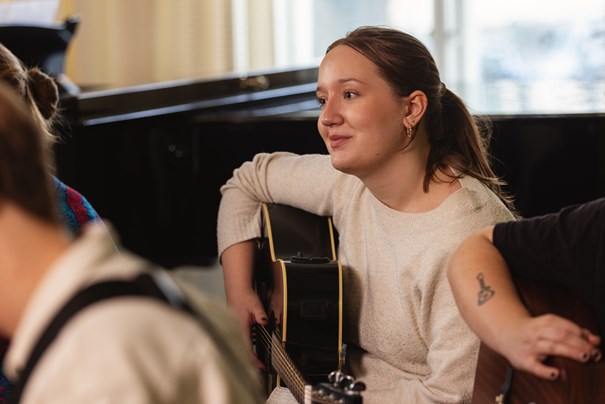 Tjej med gitarr.