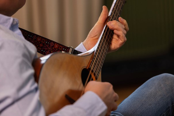Gitarr i närbild.