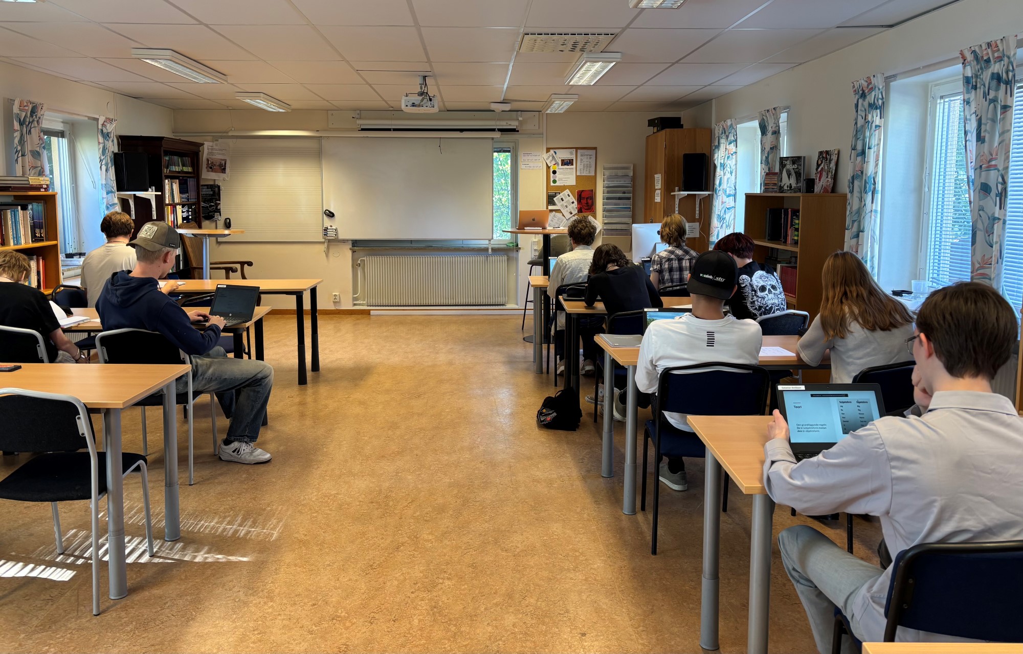 Ungdomar i ett klassrum.